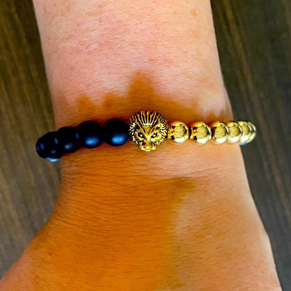 Gold and black lion bracelet - Picture 3 of 3